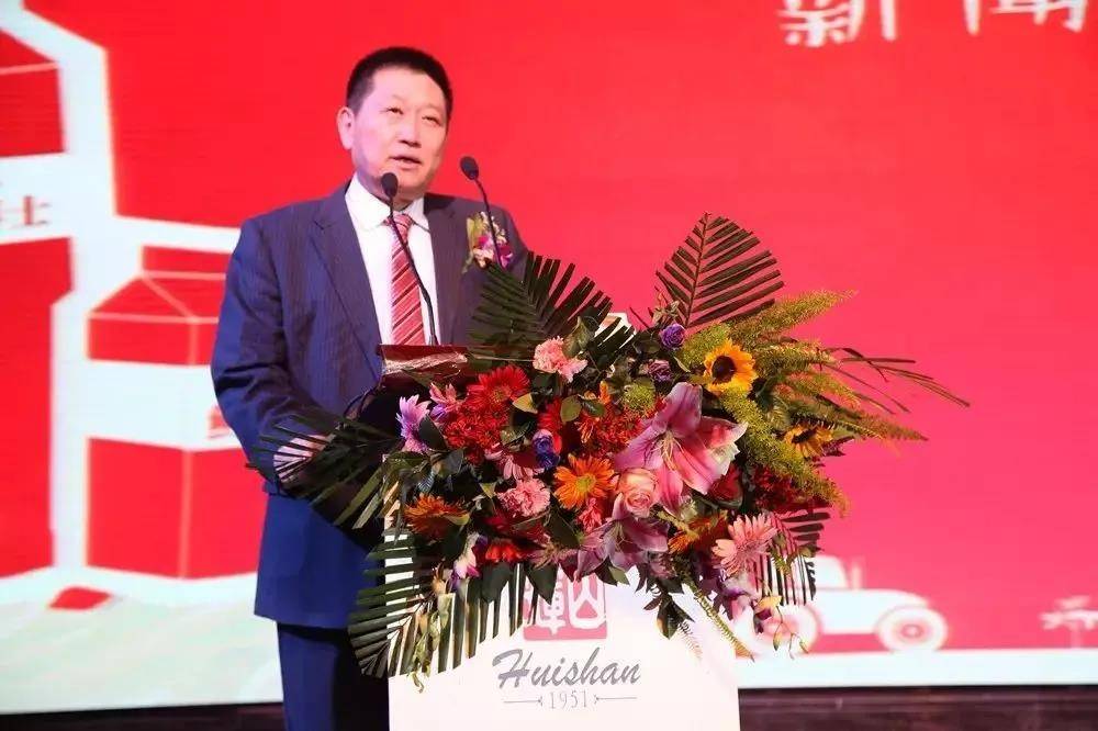 辉山乳业董事长杨凯.来源:辉山乳业官微辉煌几乎瞬时崩塌.